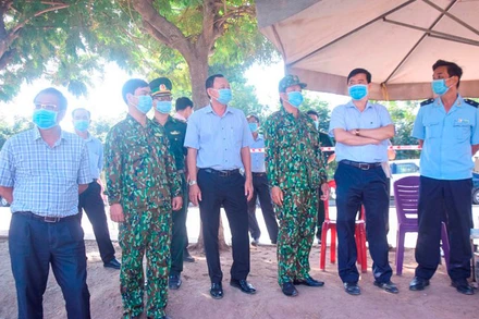 Lãnh đạo tỉnh Đồng Tháp và ngành Y tế đi kiểm tra công tác phòng, chống dịch bệnh Covid-19 khu vực biên giới.