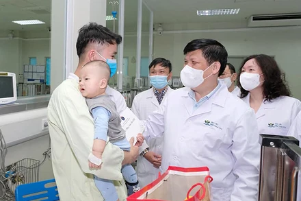 GS, TS Nguyễn Thanh Long chúc Tết các bệnh nhi đang nằm điều trị tại BV Nhi Trung wong.