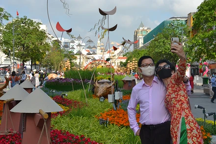 Người dân đeo khẩu trang suốt thời gian tham quan tại Đường hoa.