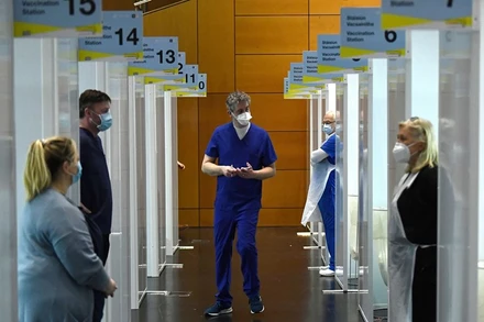 Các bác sĩ chờ tiêm vaccine ngừa Covid-19 tại trung tâm tiêm chủng đại trà ở Ireland. (Ảnh: Reuters)