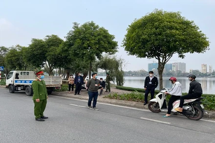 Lực lượng chức năng kiểm tra xử lý những người ra đường không có lý do chính đáng ở khu vực công viên Bạch Đằng.