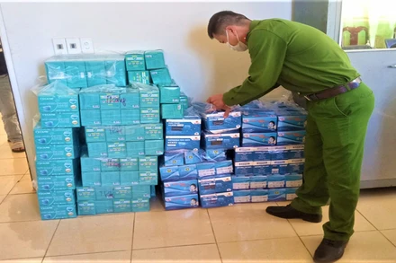 Toàn bộ số lượng khẩu trang y tế không rõ nguồn gốc, xuất xứ này đang được Công an huyện Krông Búk thu giữ để xử lý.