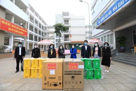 Ngành giáo dục Hà Nội thăm, tặng quà cho học sinh, thày trò tại điểm cách ly tập trung Trường tiểu học Xuân Phương (Ảnh: TTXVN)