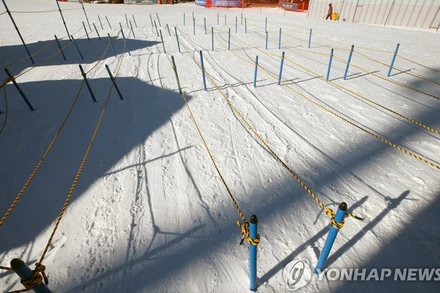 Một sân trượt tuyết tại Pyeongchang, cách thủ đô Seoul 182km phải đóng cửa vì có một số ca Covid-19 liên quan tới khu vực này. (Ảnh: Yonhap)