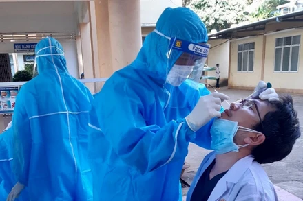 Lấy mẫu xét nghiệm cho bác sĩ, nhân viên y tế, bệnh nhân tại Bệnh viện đa khoa tỉnh Gia Lai. (Ảnh: Như Nguyện)