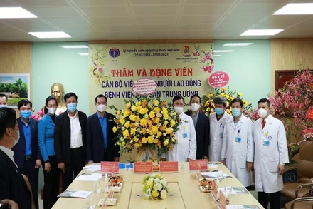 Chủ tịch Tổng LĐLĐ Việt Nam Nguyễn Đình Khang tặng quà đội ngũ y bác sĩ Bệnh viện Phụ sản T.Ư.