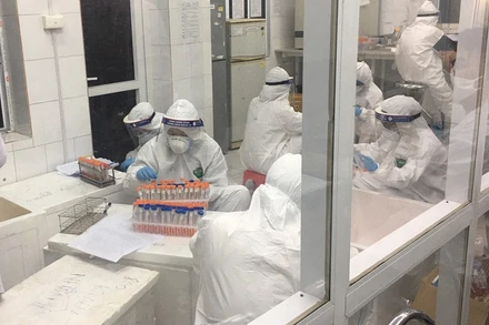 Căng sức xét nghiệm các trường hợp nguy cơ cao ở Cẩm Giàng.