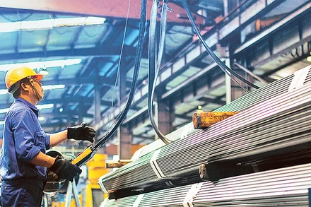 Nhiều doanh nghiệp sản xuất trong nước đã tăng cường xuất khẩu sau khi biện pháp phòng vệ thương mại được áp dụng như thép Hòa Phát, Tôn Ðông Á.