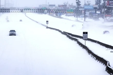 Tuyết phủ trắng xóa tuyến đường tại khu vực Woodlands. (Ảnh: AP)