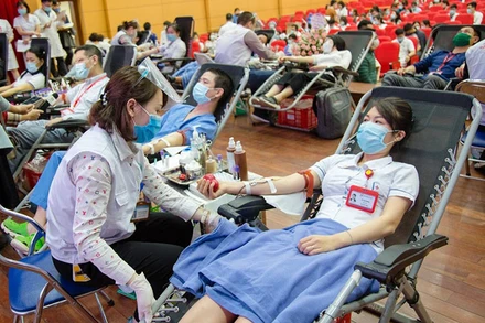 Hàng trăm cán bộ y tế tham gia hiến máu sáng 19-2.