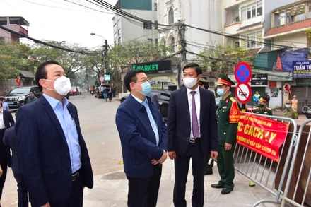 Bí thư Thành ủy Hà Nội Vương Đình Huệ kiểm tra công tác cách ly tại khách sạn Somerset West Point, nơi phát hiện bệnh nhân mắc Covid-19.