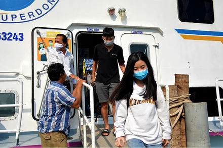 Khách tham quan du lịch xã đảo Hòn Nghệ (Kiên Lương) khá ít ỏi. 