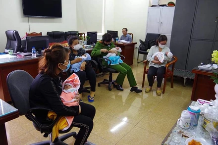 Cơ quan Công an đã kịp thời ngăn chặn, giải cứu bốn trẻ sơ sinh đang được các đối tượng tìm cách đưa sang Trung Quốc để bán. (Ảnh: LÊ TÚ)