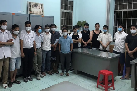 Các đối tượng bị đưa về trụ sở công an để lập biên bản xử lý.