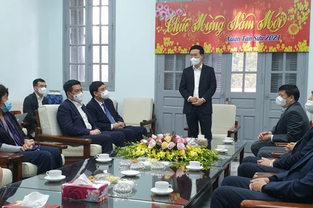 Thường trực Ban Bí thư Võ Văn Thưởng thăm, chúc Tết Viện Vệ sinh Dịch tễ Trung ương.