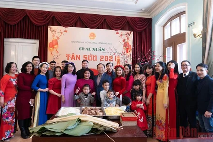 Đại sứ quán Việt Nam tại LB Nga chụp ảnh chung trước thời điểm năm mới. 