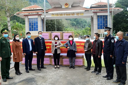 Đại biểu hai nước tham dự lễ trao tặng.