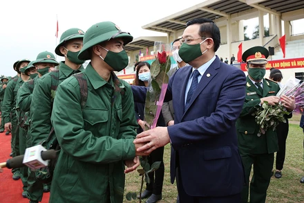 Đồng chí Vương Đình Huệ, Ủy viên Bộ Chính trị, Bí thư Thành ủy Hà Nội thăm hỏi, tặng hoa chúc mừng các tân binh. (Ảnh: DUY LINH)