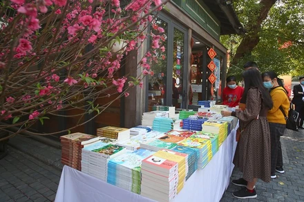 Nhiều cuốn sách hay, sách quý… được độc giả tìm mua.