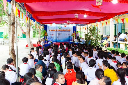 Bàn giao thiết bị xử lý nước của TS Trần Văn Huy và cộng sự cho điểm trường ở Khánh Hòa.