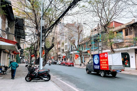 Đường phố Hải Phòng vắng vẻ trong ngày thực hiện giãn cách xã hội.