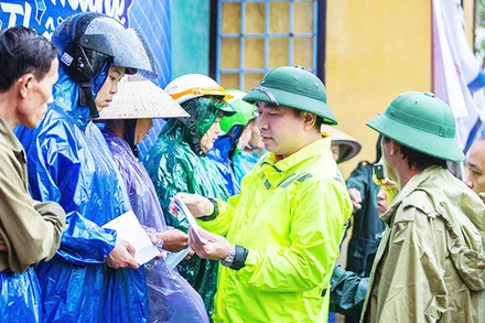 Chuyển quà cứu trợ đồng bào bị lũ lụt miền trung. Ảnh:TC MOTOR