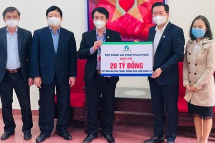 Tập đoàn An Phát Holdings ủng hộ Hải Dương 20 tỷ đồng mua vaccine phòng chống Covid-19.
