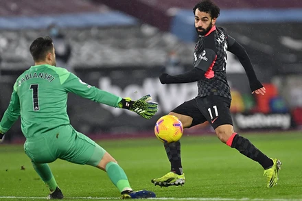 M. Salah (áo sẫm) lập cú đúp cho Liverpool.