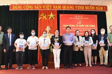 Công an quận Sơn Trà trao tặng cuốn sách “Các anh đã sống như thế!” tại buổi lễ Trao Bằng Tổ quốc ghi công.