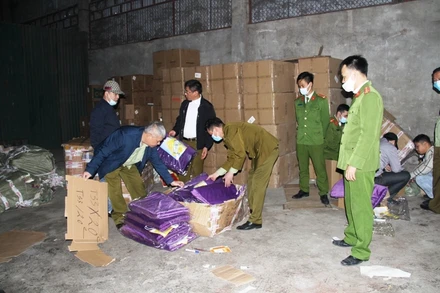 Công an kiểm tra kho hàng tại thành phố Lào Cai và bắt giữ hơn 600 chiếc đệm điện nhập lậu
