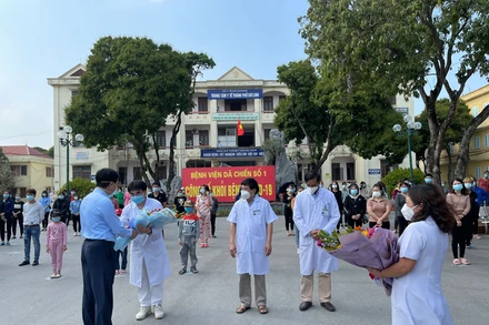 Bí thư Tỉnh ủy Hải Dương Phạm Xuân Thăng tặng hoa chúc mừng các bác sĩ tại Bệnh viện dã chiến số 1.