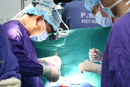 Các bác sĩ tiến hành ghép tim cho bệnh nhi.