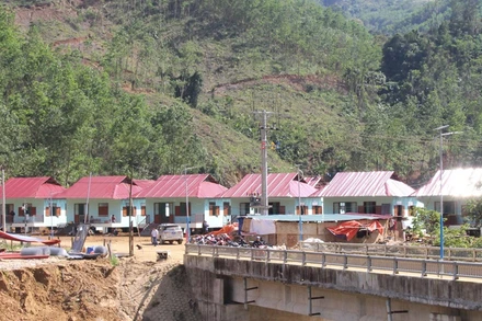 Dãy nhà mới xây dành cho đồng bào sạt lở xã Trà Leng.