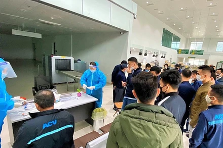 Toàn bộ cán bộ, nhân viên Cảng hàng không quốc tế Vinh được lấy mẫu xét nghiệm Covid-19 và tất cả đều âm tính. (Ảnh: THU HUYỀN)