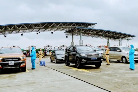Kiểm soát y tế ra vào thành phố trên cao tốc Hà Nội - Hải Phòng.