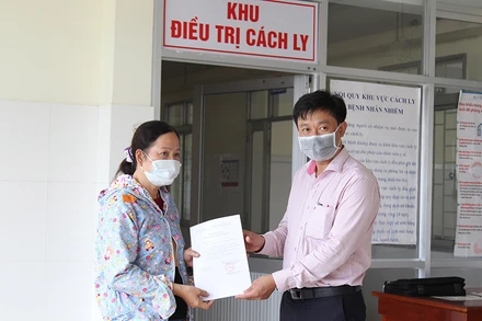 Mẹ của BN 1440 nhận thay giấy chứng nhận hoàn thành cách ly của BN 1440 vào chiều 8-2. 