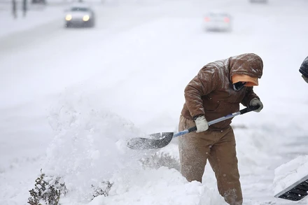 Dọn tuyết trên vỉa hè của Đường 21, TP Tulsa, bang Oklahoma. (Ảnh: AP)