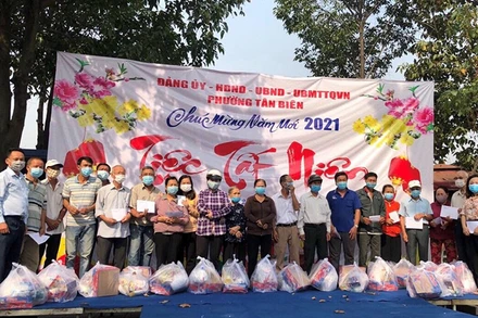 Trao quà Tết cho gia đình chính sách ở TP Biên Hòa, Đồng Nai (Ảnh: Thiên Vương).