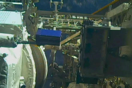 Thuốc sẽ được đặt trong vật liệu thí nghiệm của Alpha Space (hộp màu xanh) bên ngoài trạm ISS. Ảnh: Space Alpha.