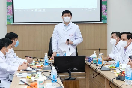 GS, TS Nguyễn Thanh Long đón giao thừa cùng các chiến sĩ tuyến đầu.