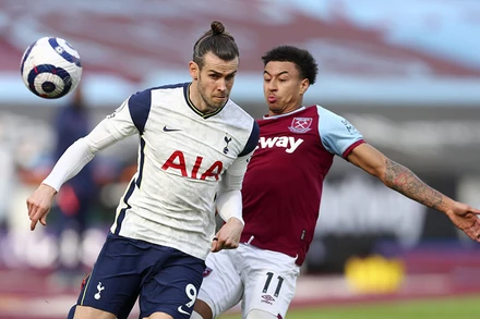 J. Lingard (áo sẫm) chơi xuất sắc, ghi bàn giúp West Ham thắng 2-1.