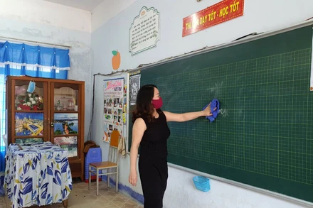 Giáo viên Trường Tiểu học Ngô Quyền, TP Kon Tum dọn vệ sinh trường lớp, sẵn sàng đón học sinh đến trường.