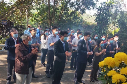 Đông đảo cán bộ nhân dân trong tỉnh tham gia Lễ dâng hương tưởng niệm.