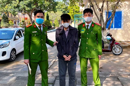 Công an bắt giữ, áp giải Sùng A Tông.