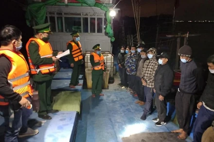 Biên phòng Sầm Sơn tiếp cận quản lý phương tiện cùng lao động từ vùng dịch trở về địa phương.