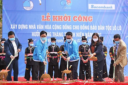 Phó Chủ tịch Thường trực T.Ư Hội LHTN Việt Nam Nguyễn Tường Lâm (ở giữa, hàng đầu trong ảnh) cùng đại diện lãnh đạo các đơn vị liên quan khởi công xây dựng Nhà văn hóa cộng đồng dân tộc Lô Lô. 