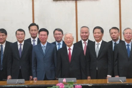 Tổng Bí thư, Chủ tịch nước Nguyễn Phú Trọng với các đại biểu dự Lễ công bố quyết định về công tác cán bộ.