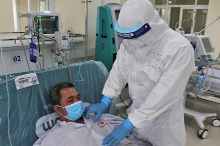 BS Toàn kiểm tra tình hình sức khỏe cho bệnh nhân COVID-19 trong phòng ICU (chăm sóc tích cực).