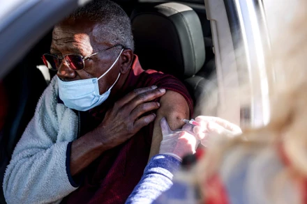 Một người đàn ông đang được tiêm vaccine ngừa Covid-19. Ảnh: Getty Images.