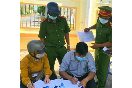 Lực lượng chức năng tỉnh phạt nhiều trường hợp người dân ra đường không đeo khẩu trang. (Ảnh: CTV)